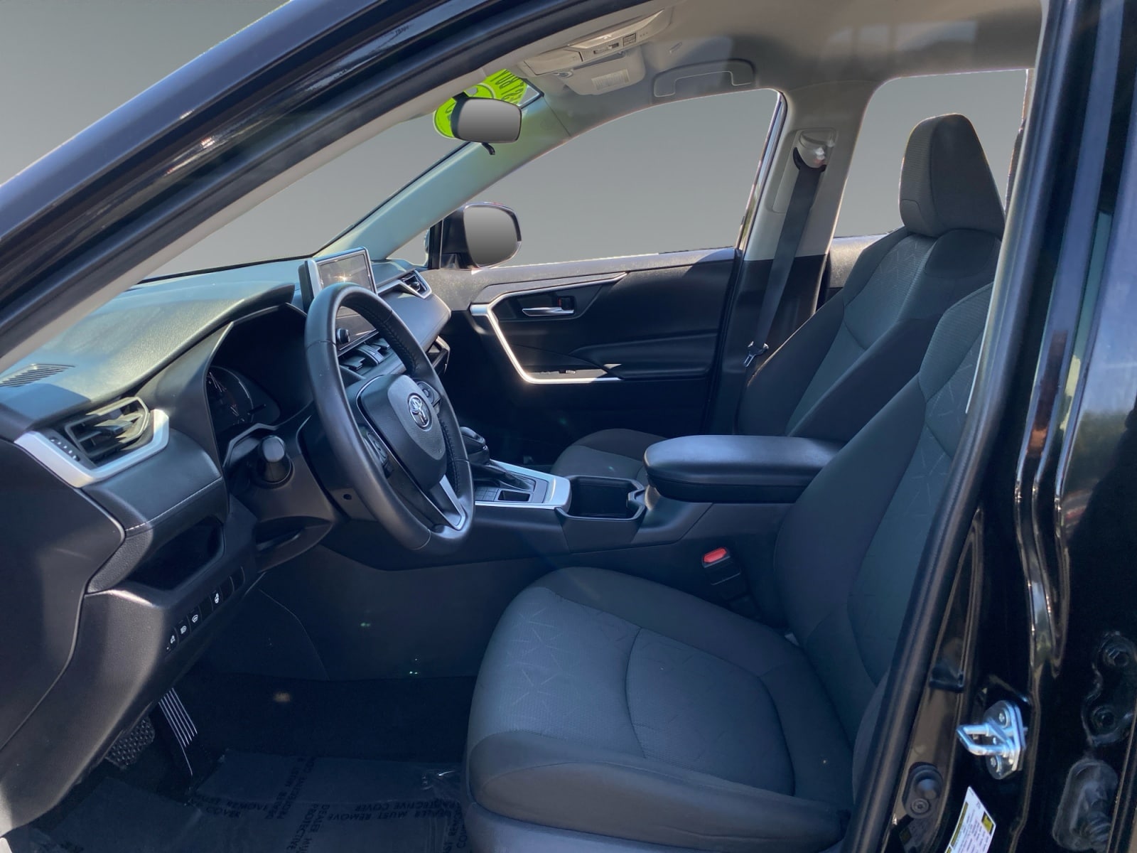 2025 Toyota RAV4 XLE - Photo 9