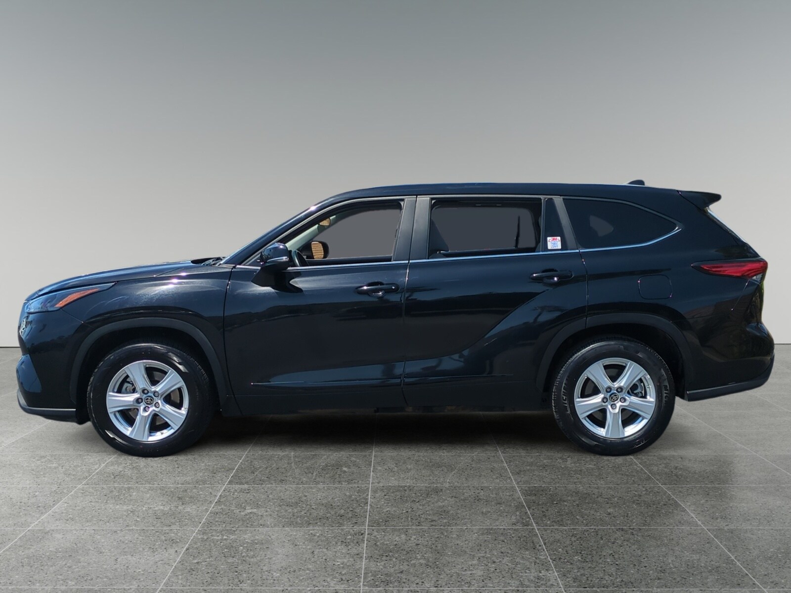 2023 Toyota Highlander LE photo 2