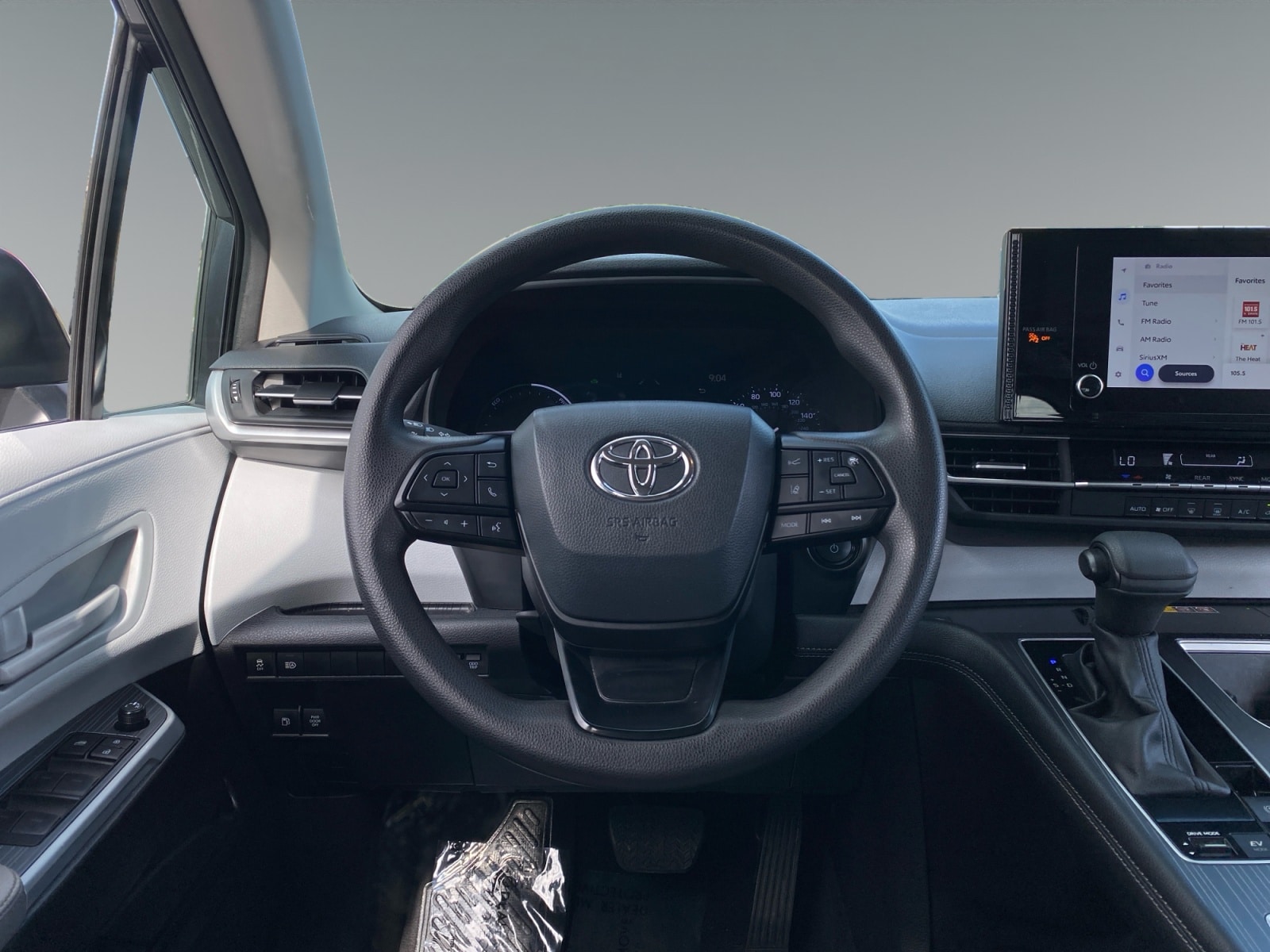 2025 Toyota Sienna LE - Photo 12