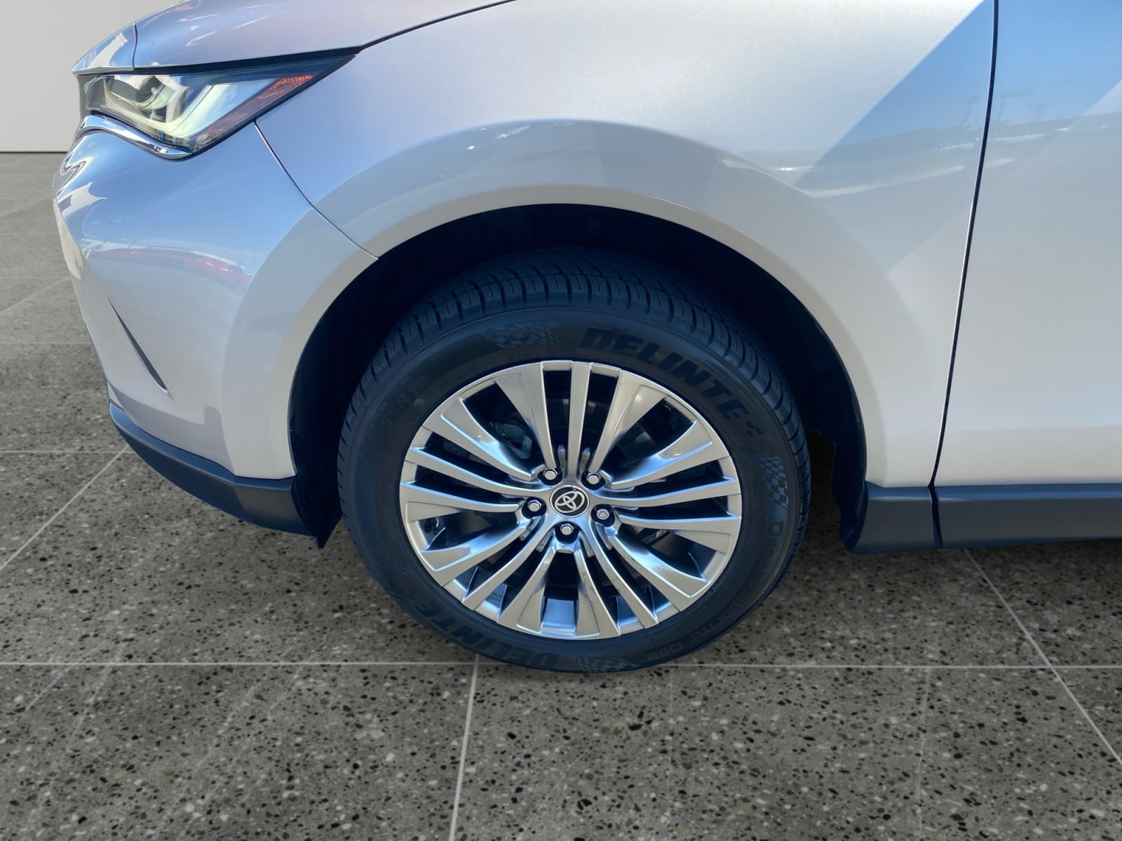 2024 Toyota Venza XLE - Photo 14