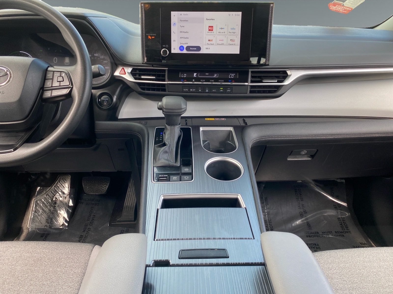 2025 Toyota Sienna LE - Photo 11