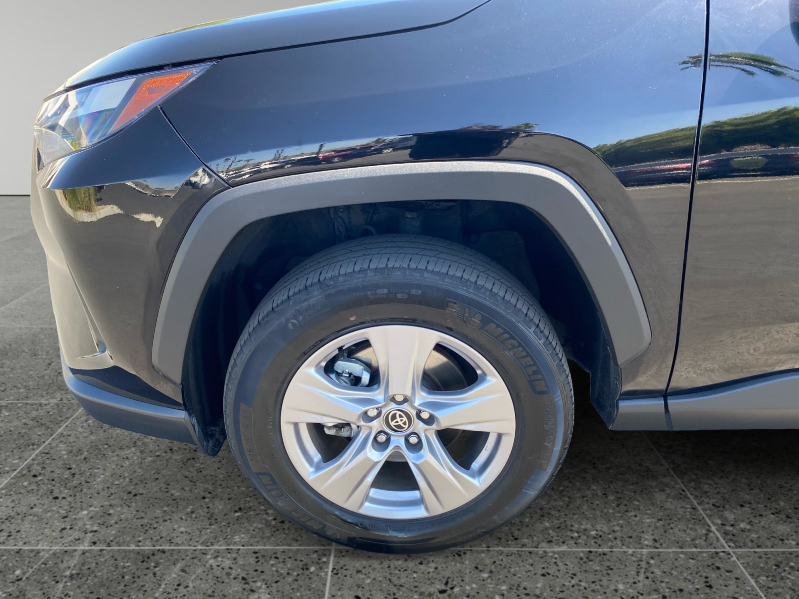 2025 Toyota RAV4 XLE - Photo 14