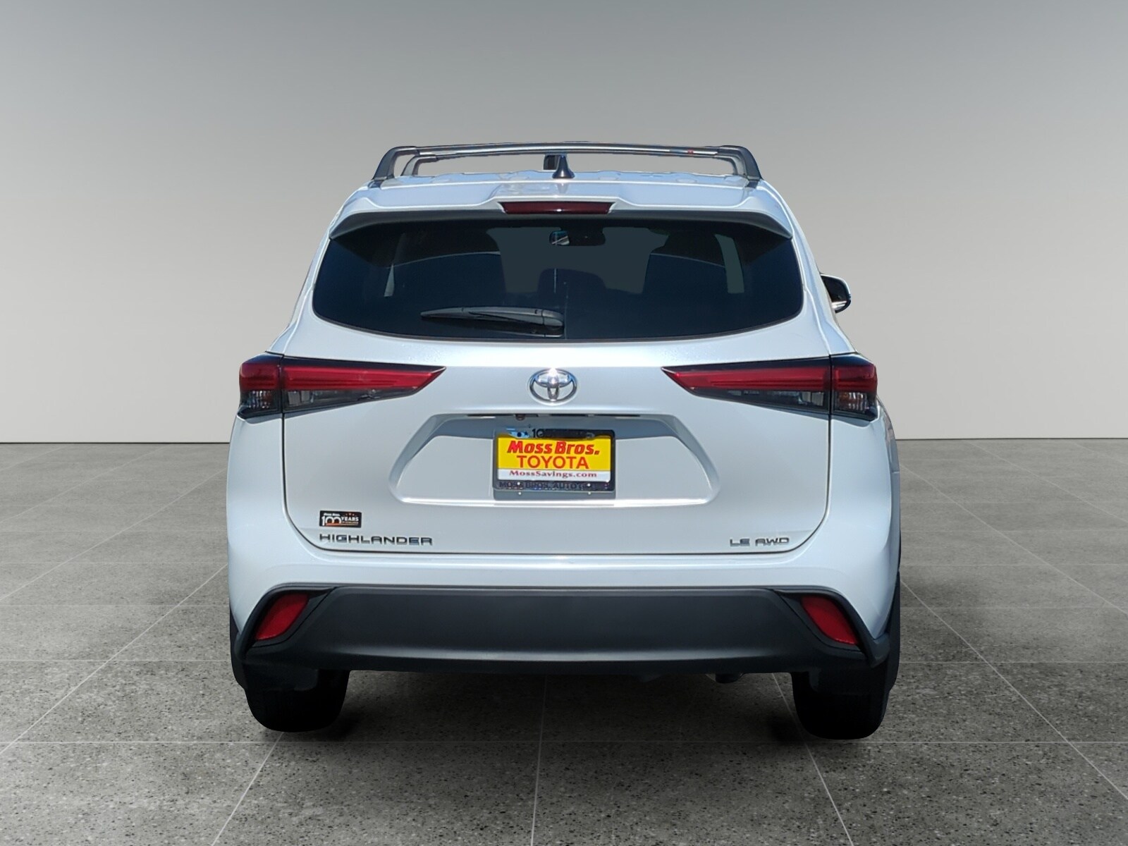 2022 Toyota Highlander LE photo 4