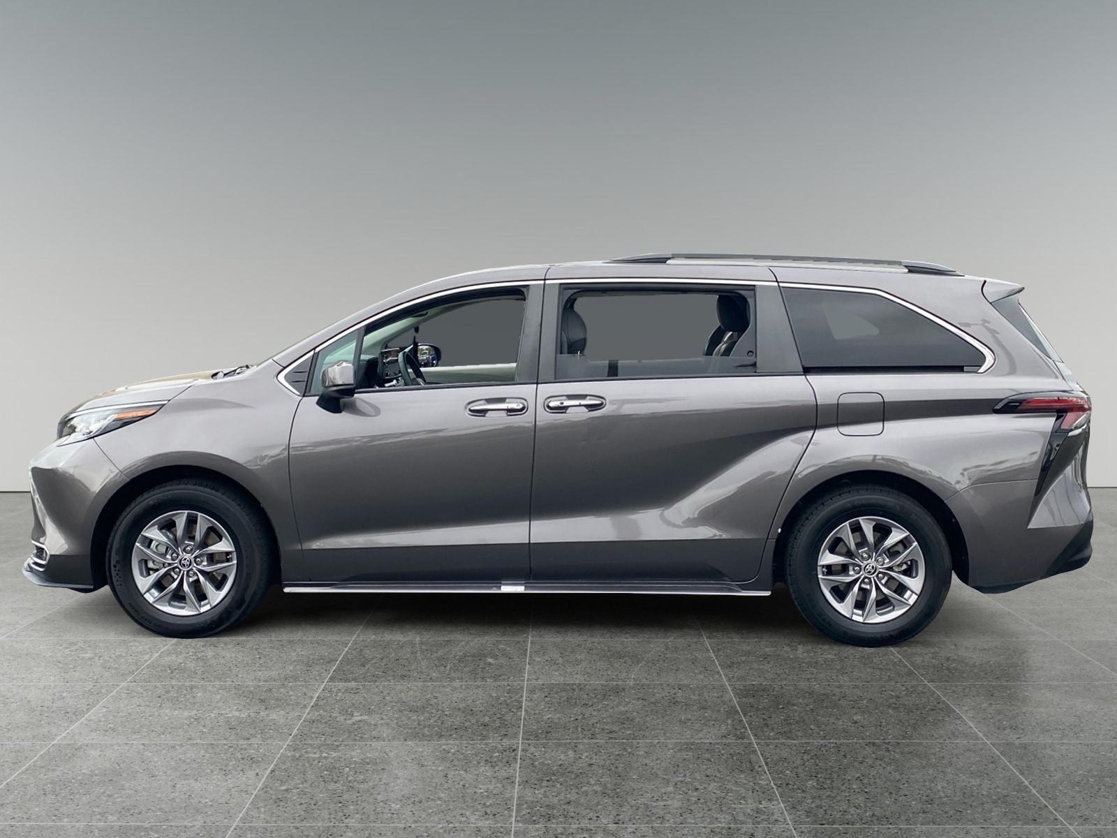 2023 Toyota Sienna XLE photo 2