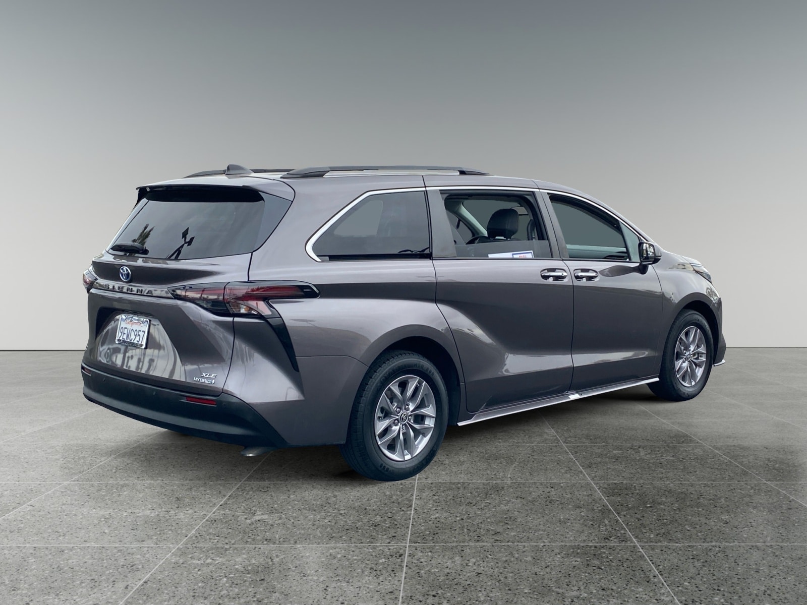 2023 Toyota Sienna XLE photo 5