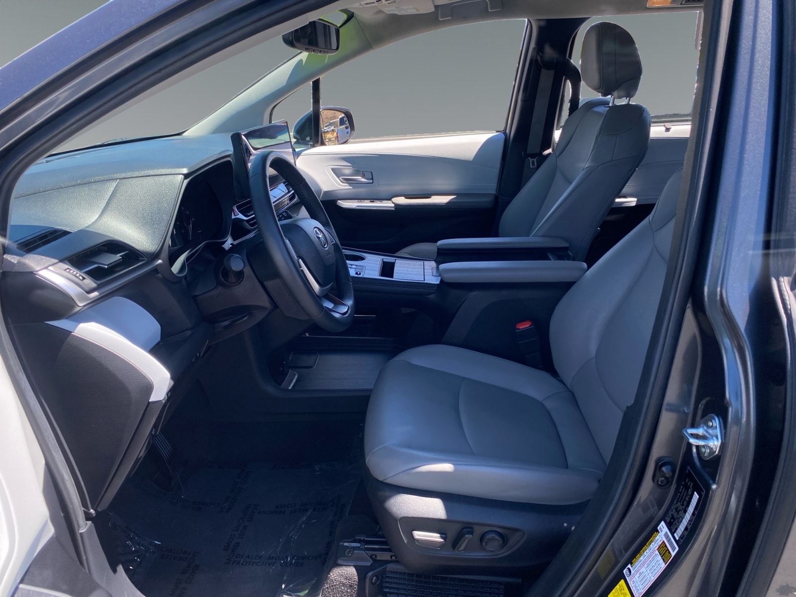 2025 Toyota Sienna XLE - Photo 9