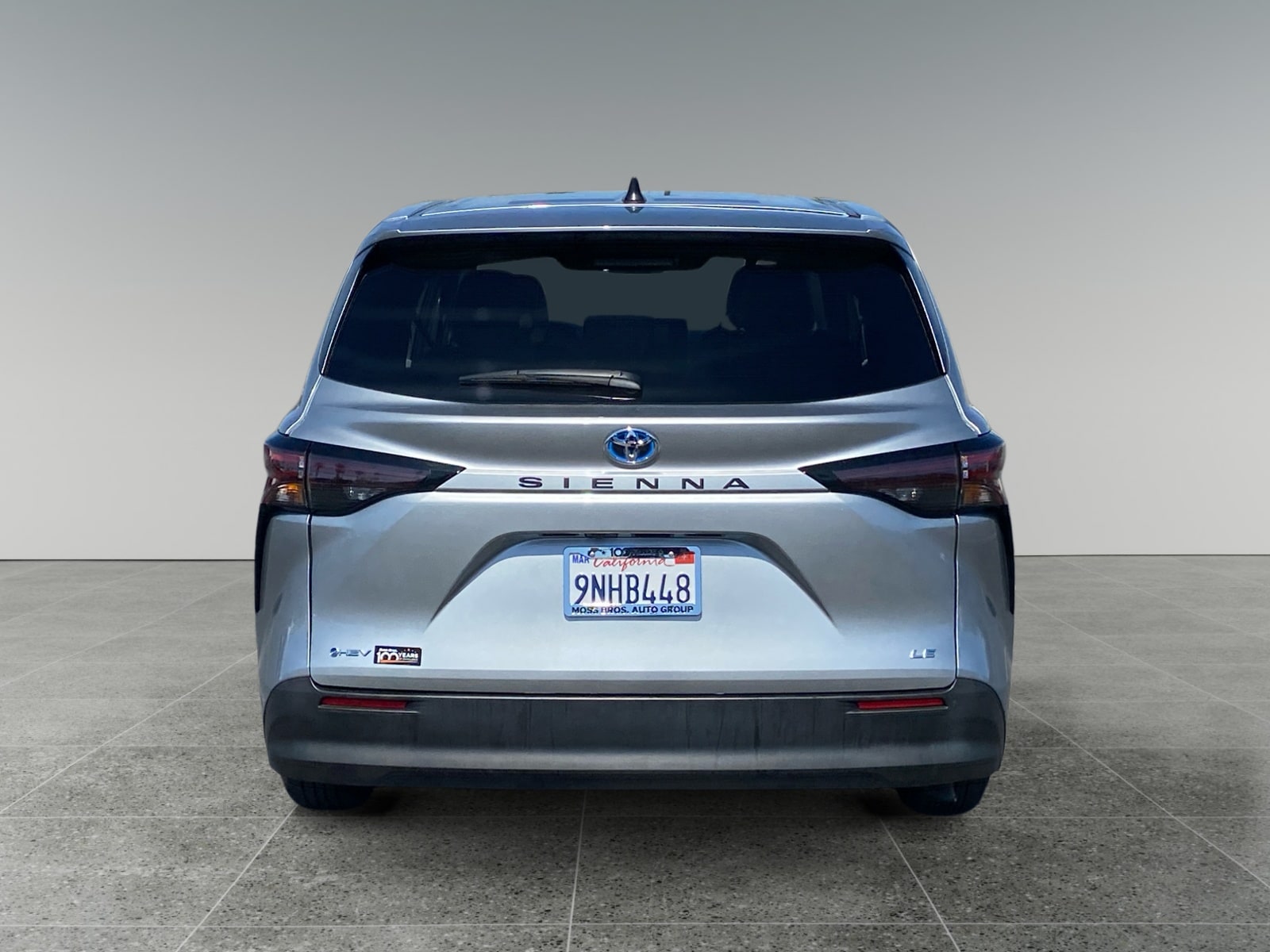 2025 Toyota Sienna LE photo 4