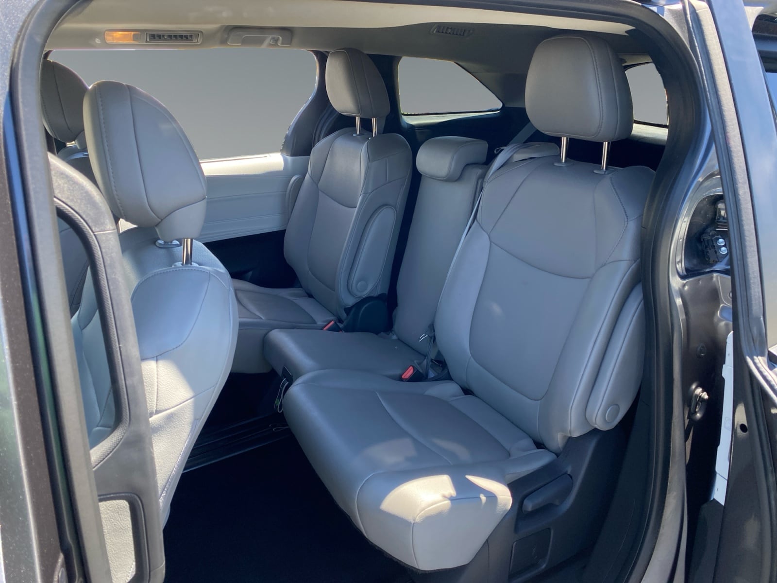 2025 Toyota Sienna XLE - Photo 13