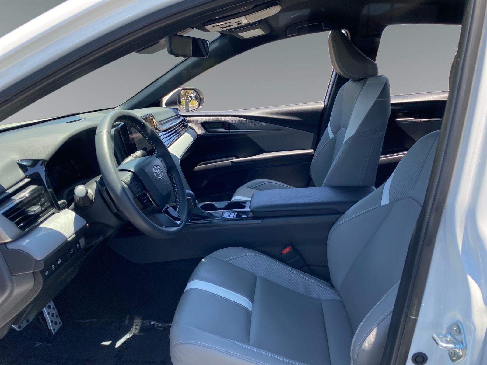2026 Toyota Camry SE - Photo 9