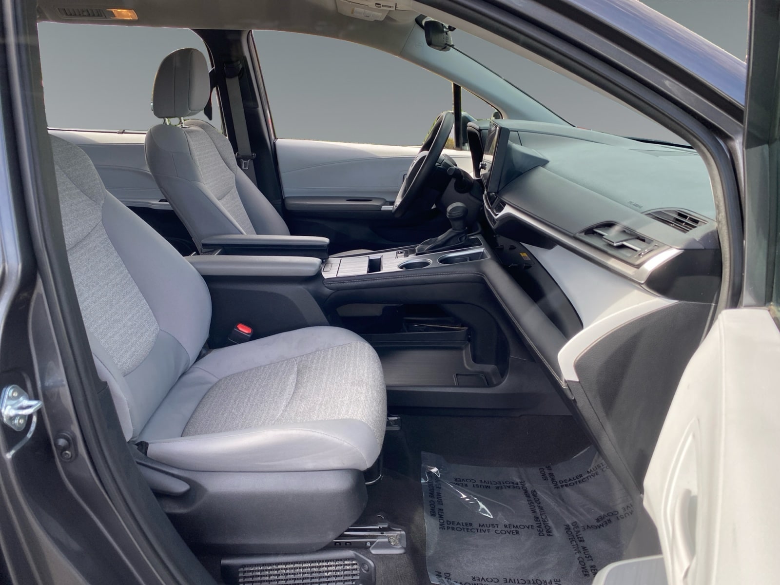 2025 Toyota Sienna LE - Photo 15