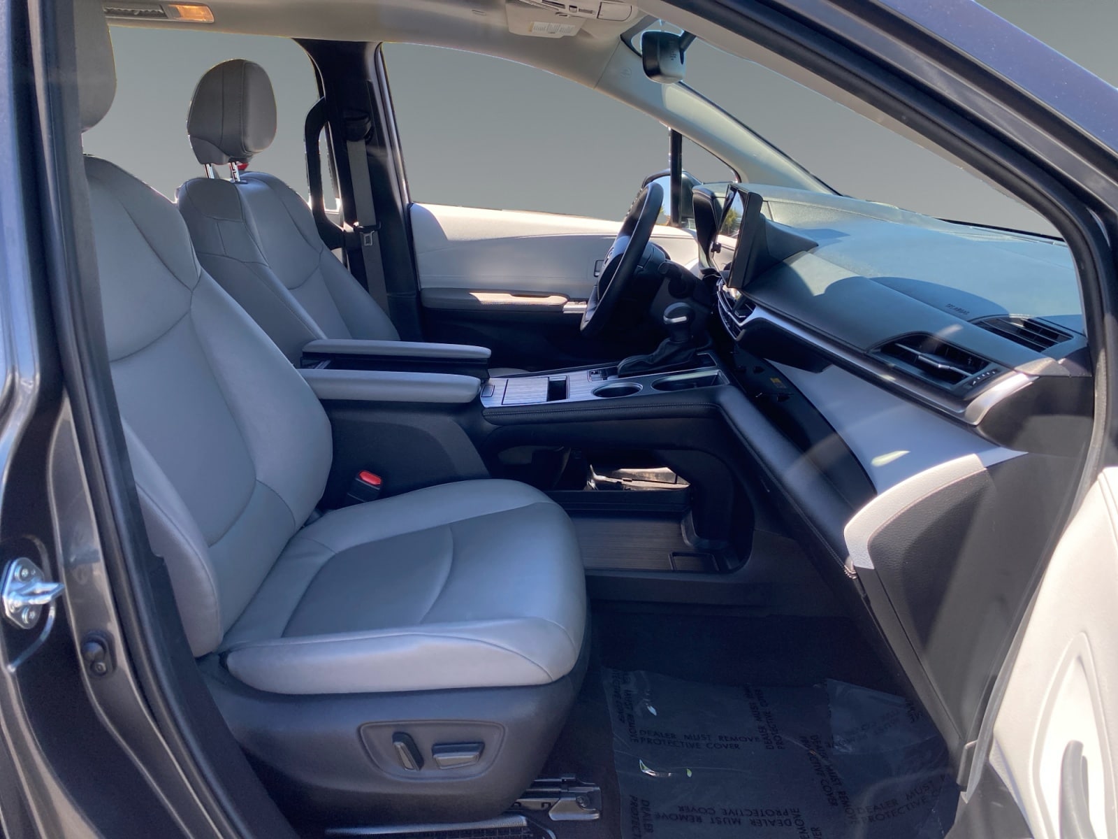 2025 Toyota Sienna XLE - Photo 15