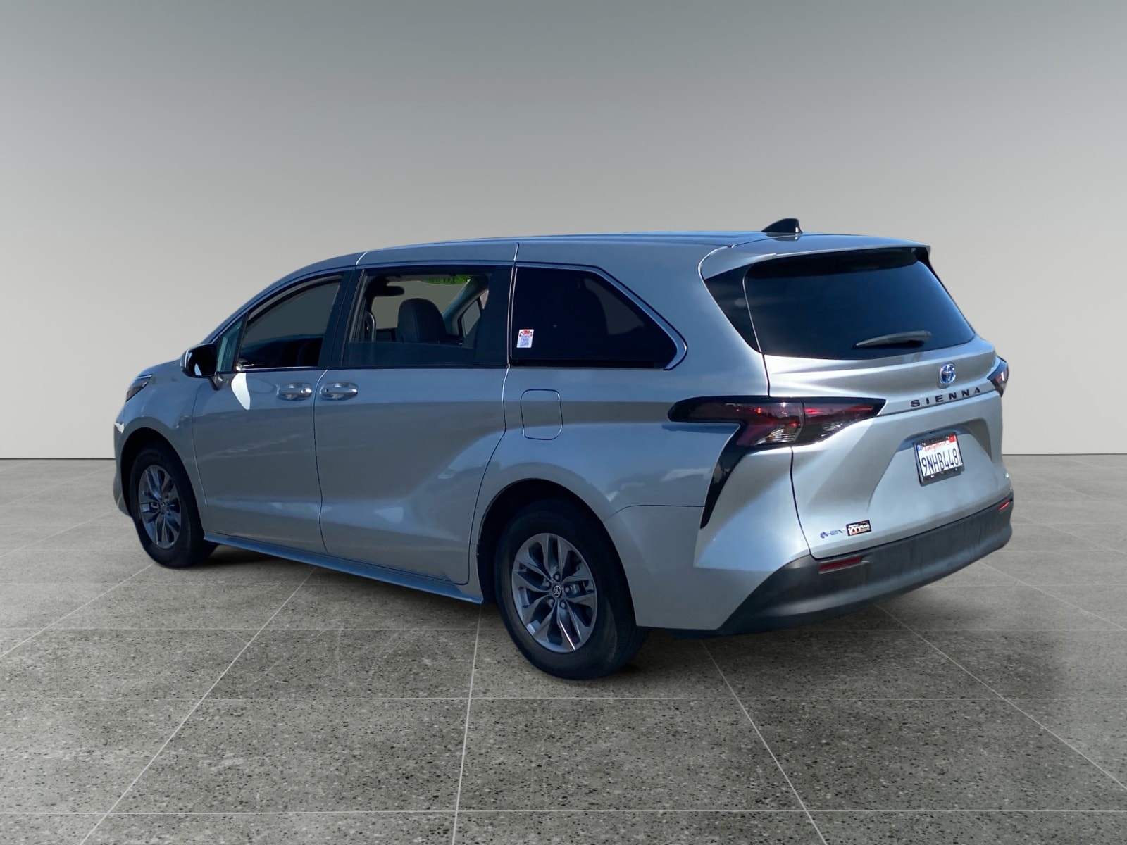 2025 Toyota Sienna LE photo 3