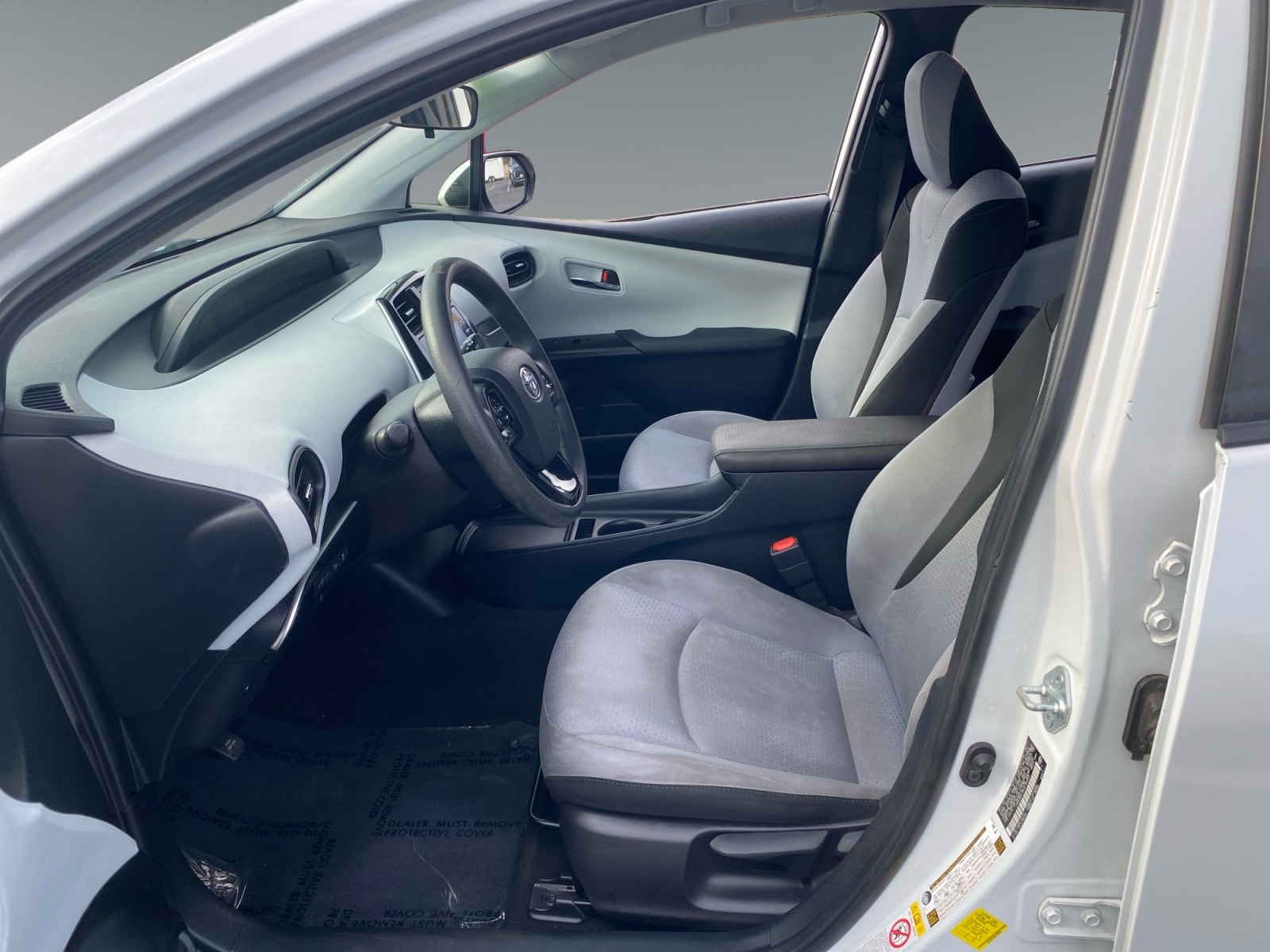 2022 Toyota Prius LE - Photo 9