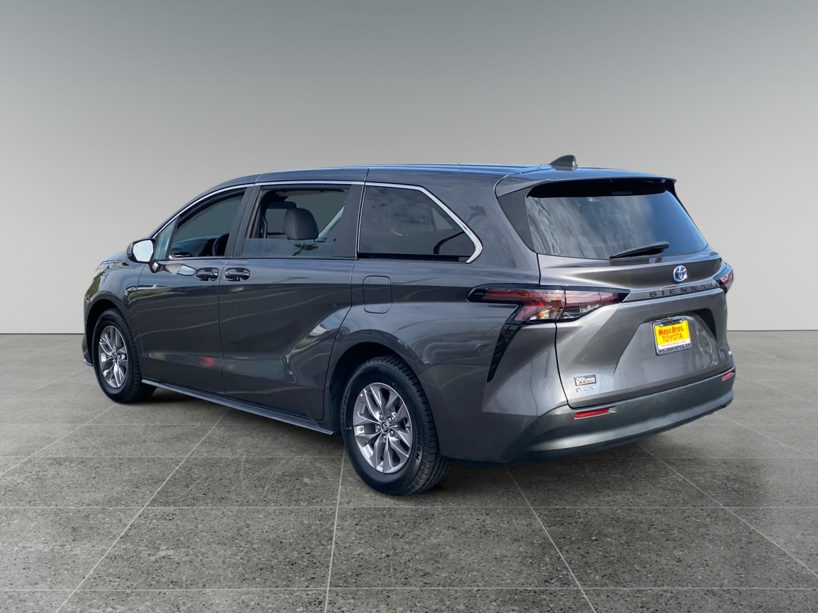 2025 Toyota Sienna LE - Photo 3