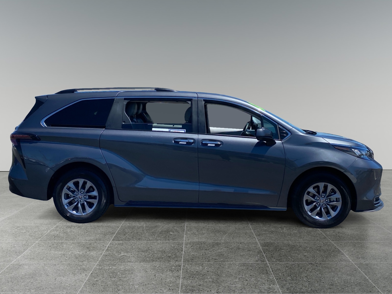 2025 Toyota Sienna XLE - Photo 6
