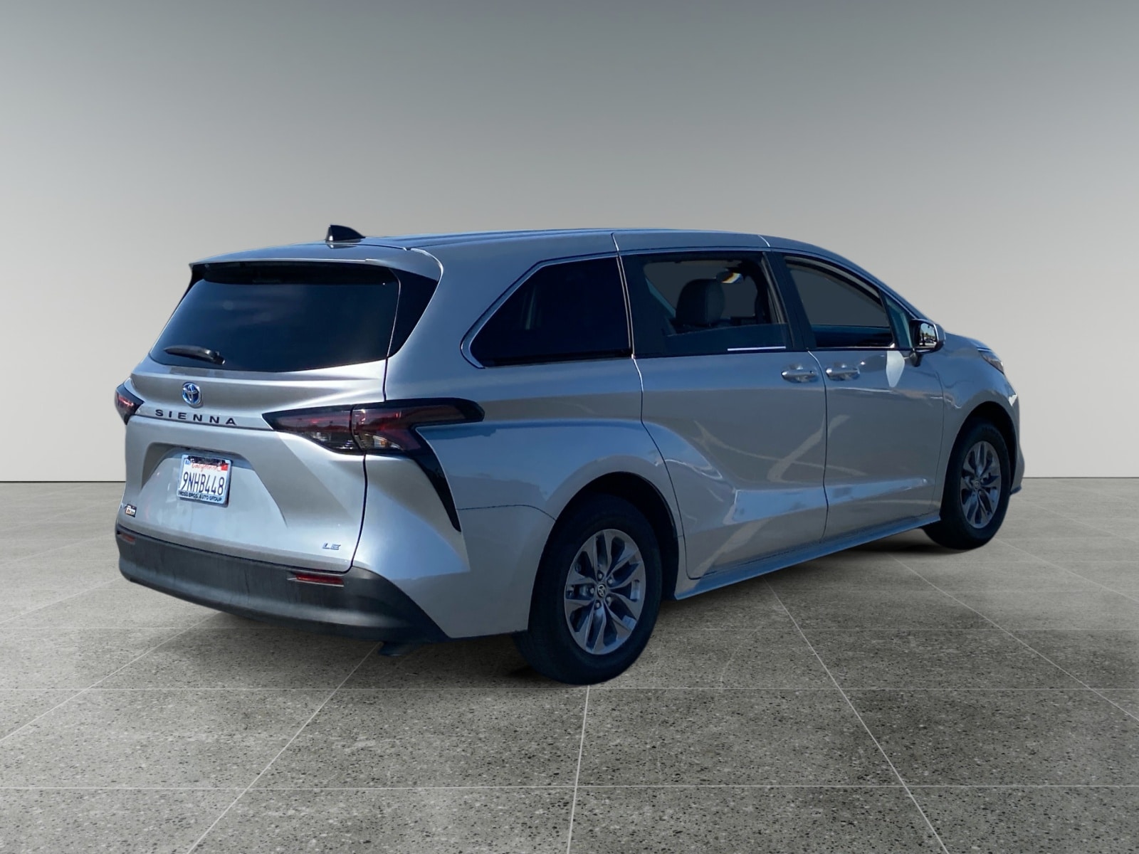 2025 Toyota Sienna LE photo 5