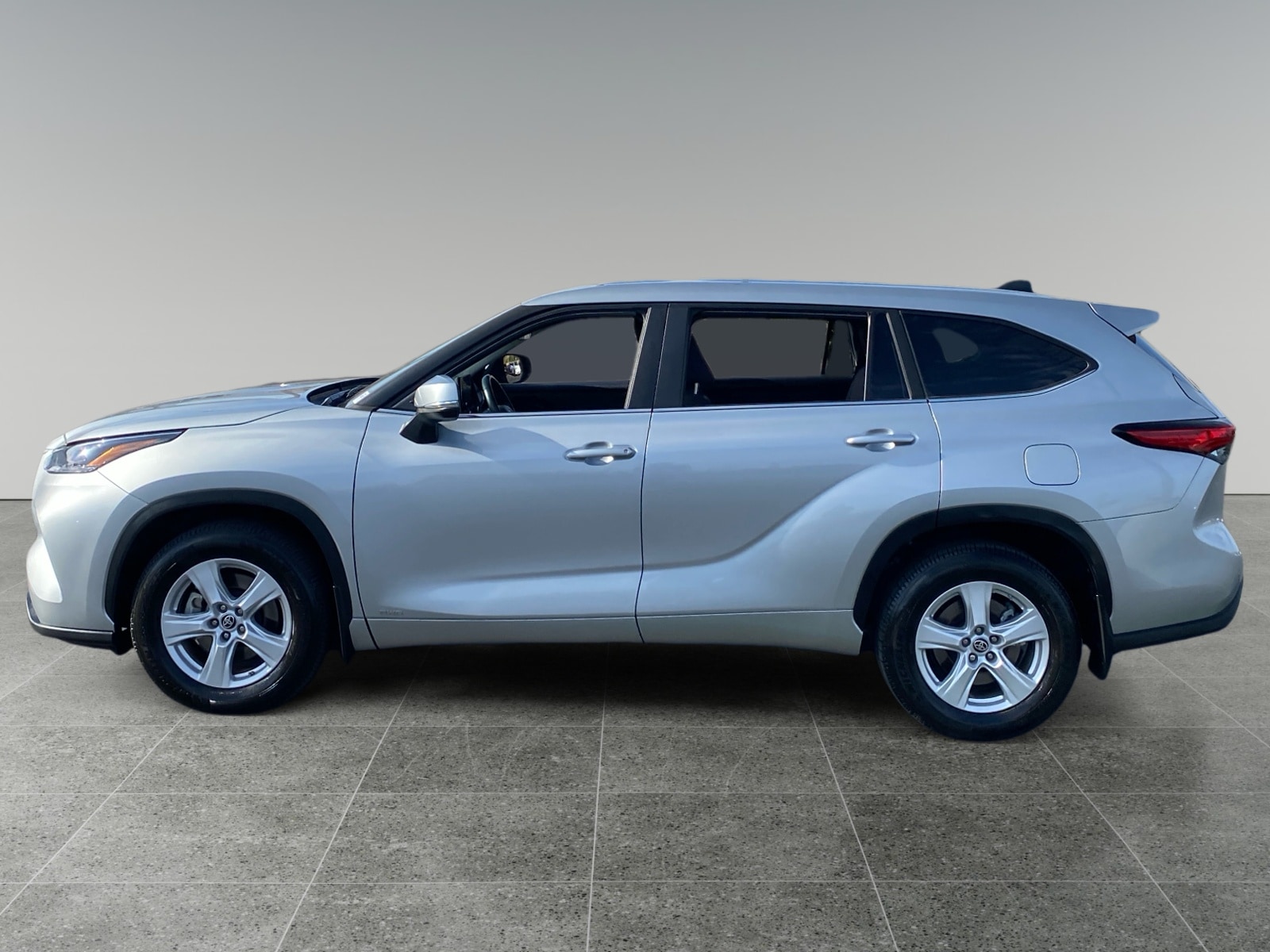 2023 Toyota Highlander LE - Photo 2