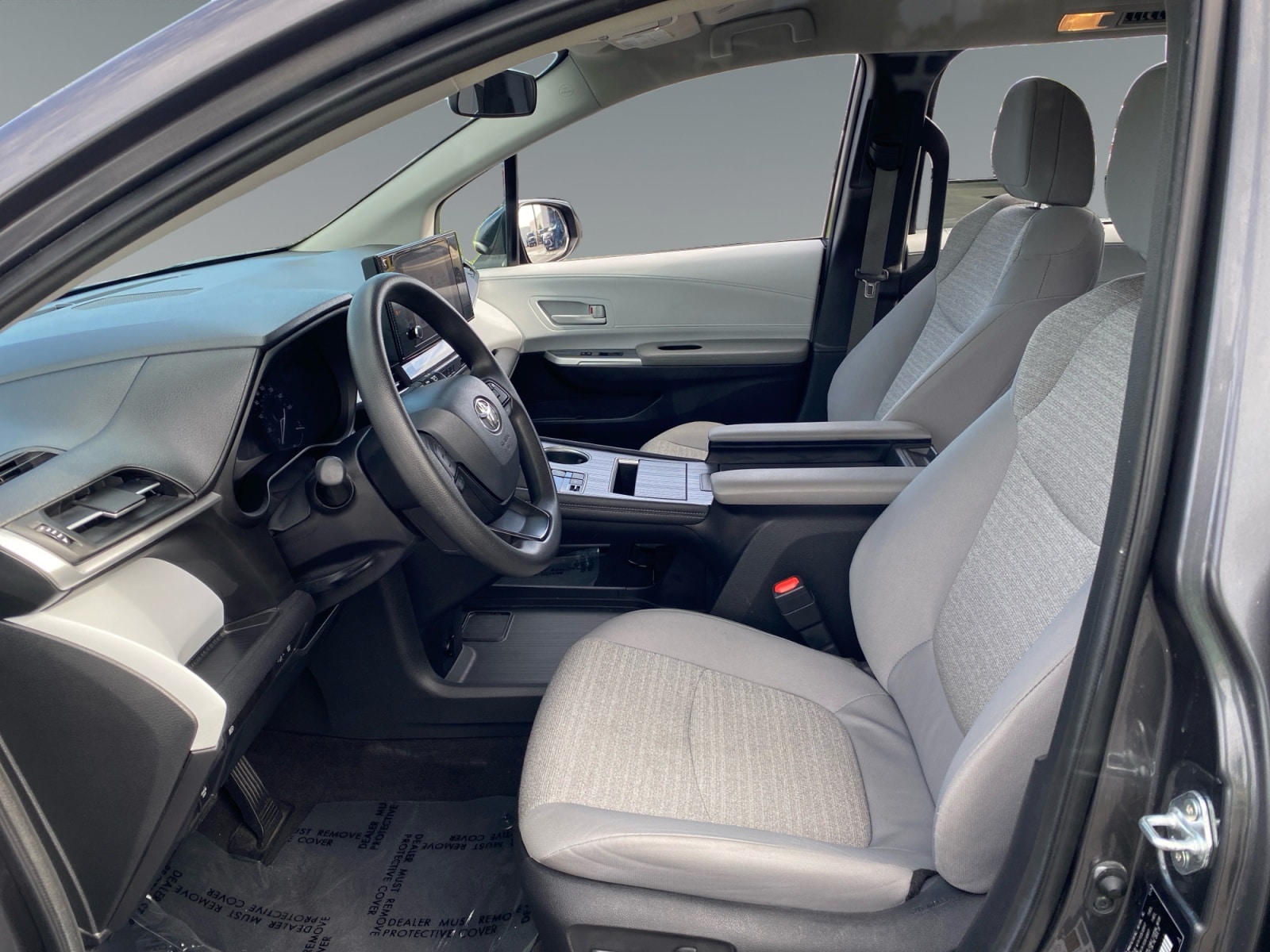 2025 Toyota Sienna LE - Photo 9