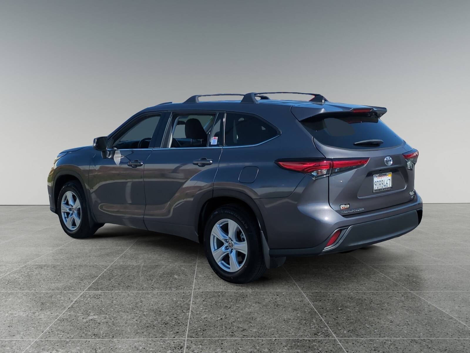 2022 Toyota Highlander LE photo 3
