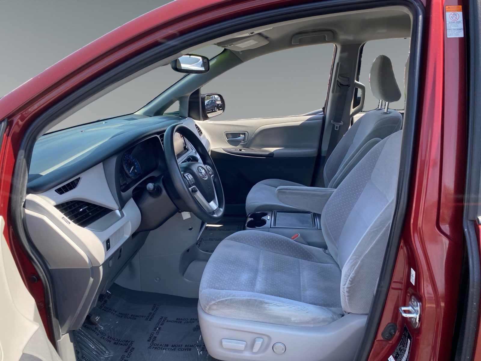 2020 Toyota Sienna LE - Photo 9