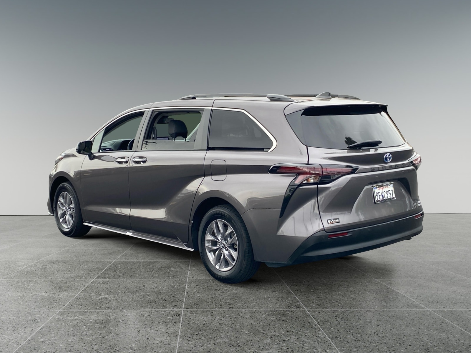 2023 Toyota Sienna XLE photo 3