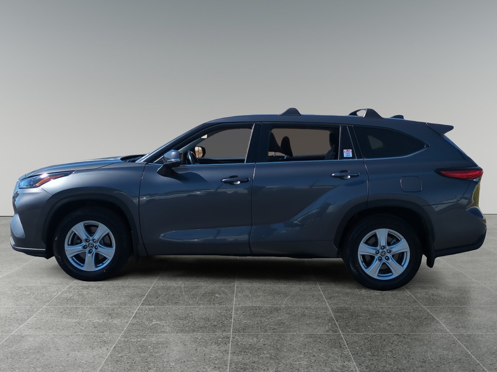 2022 Toyota Highlander LE photo 2