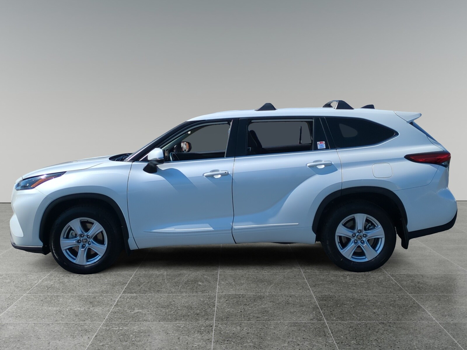 2022 Toyota Highlander LE photo 2