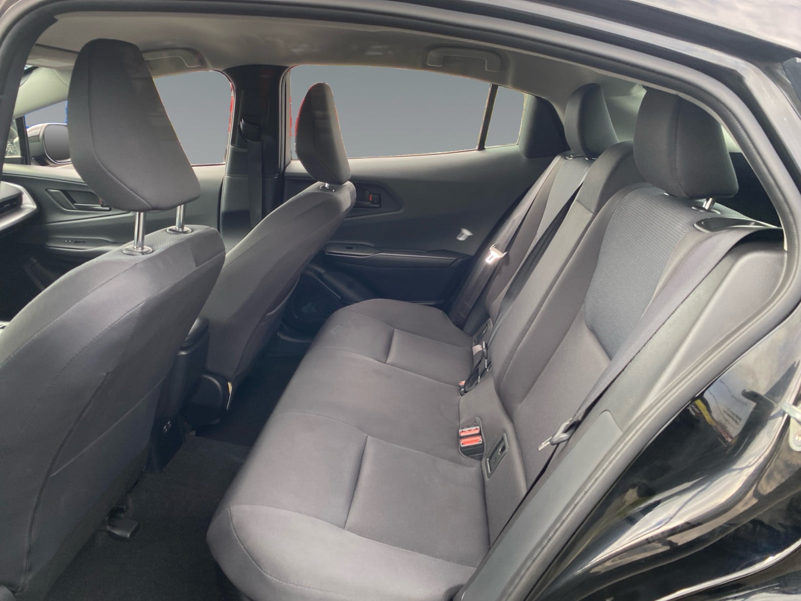 2025 Toyota Prius LE - Photo 13