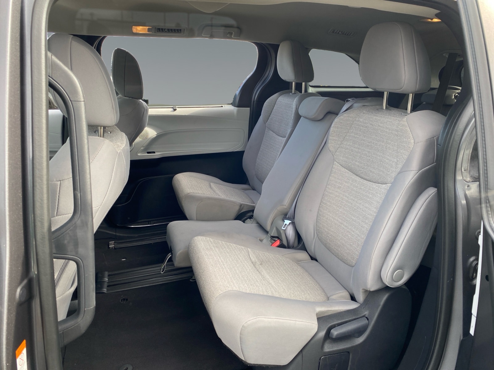 2025 Toyota Sienna LE - Photo 13