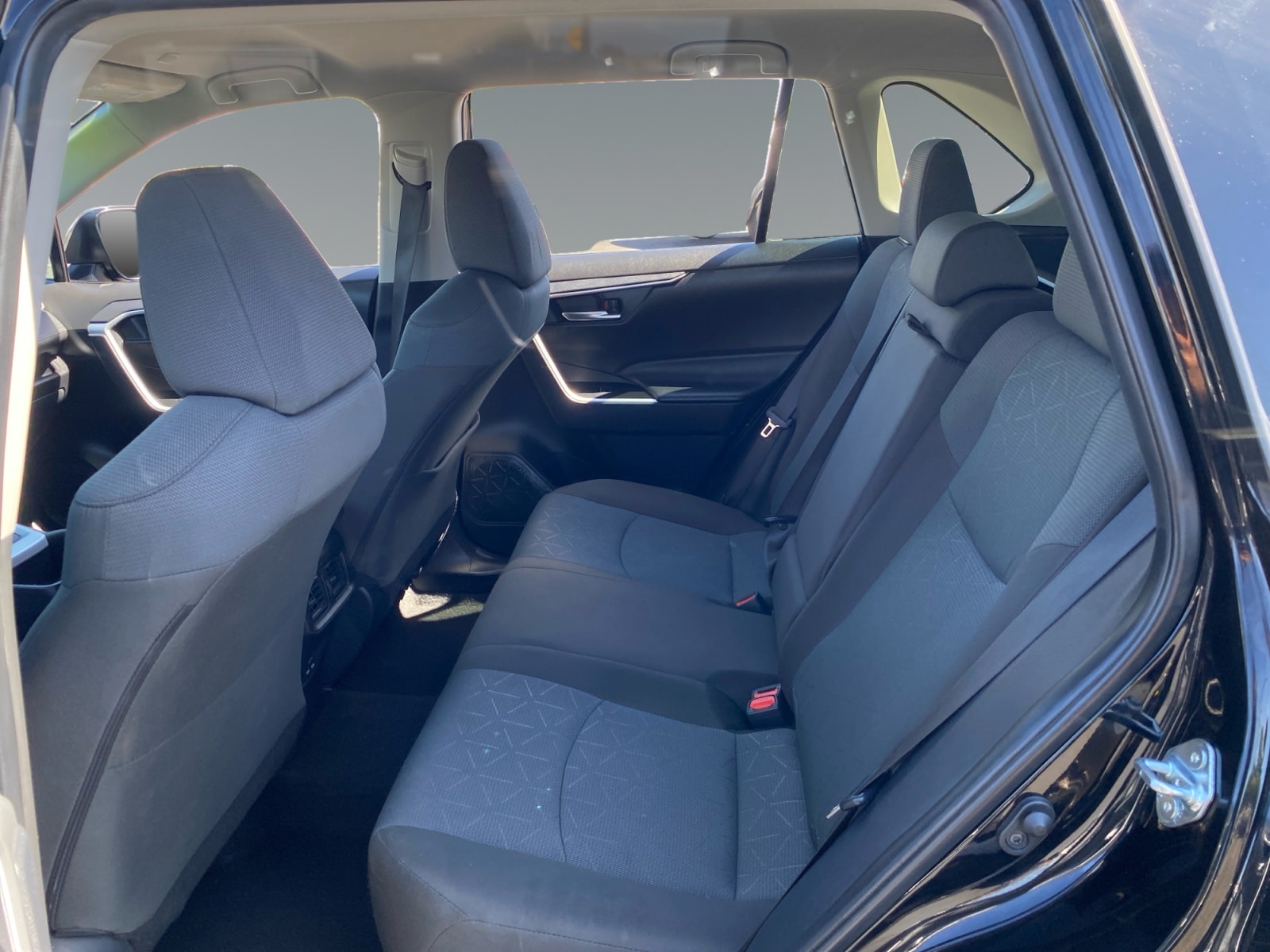 2025 Toyota RAV4 XLE - Photo 13