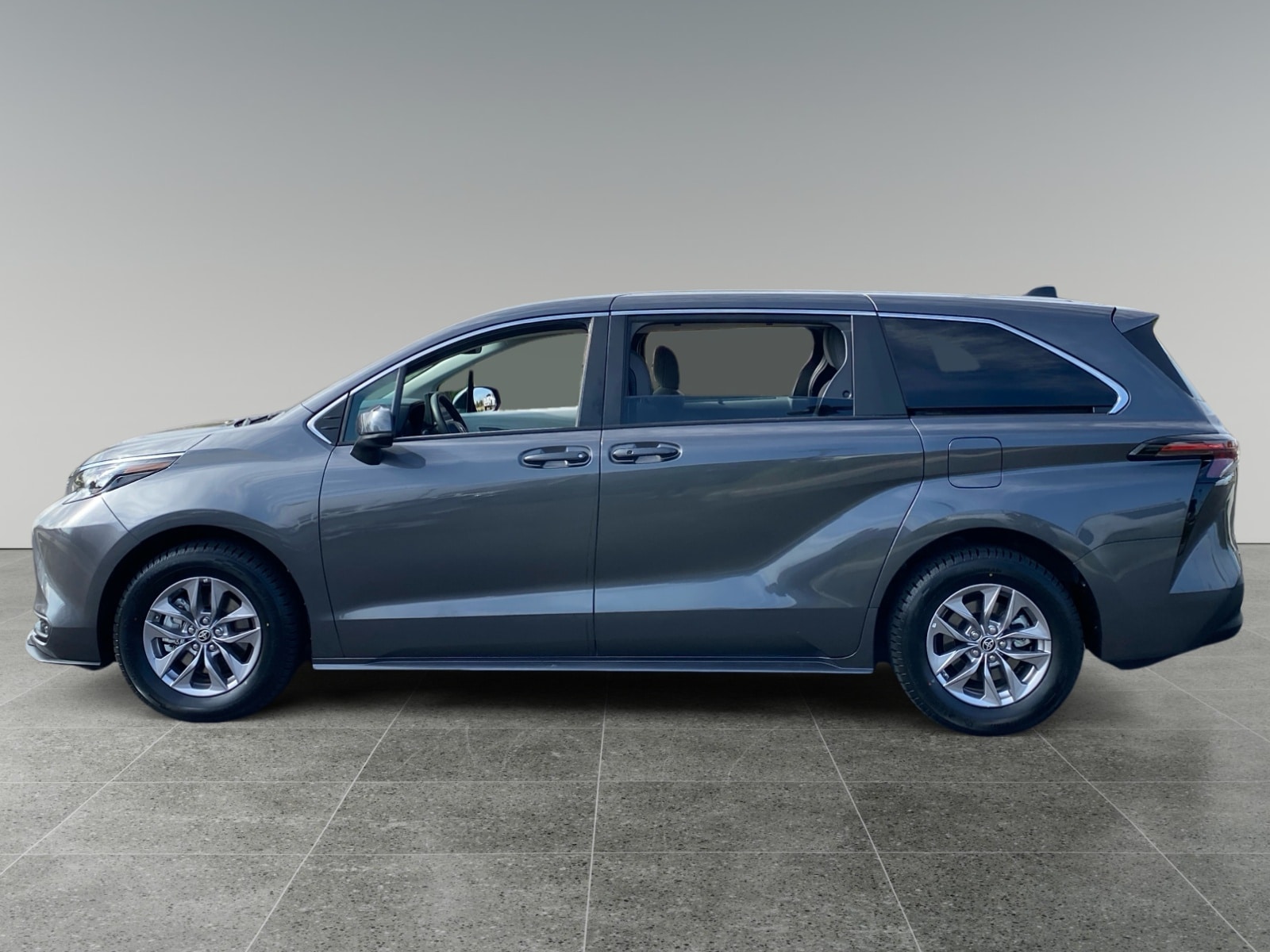2025 Toyota Sienna LE - Photo 2