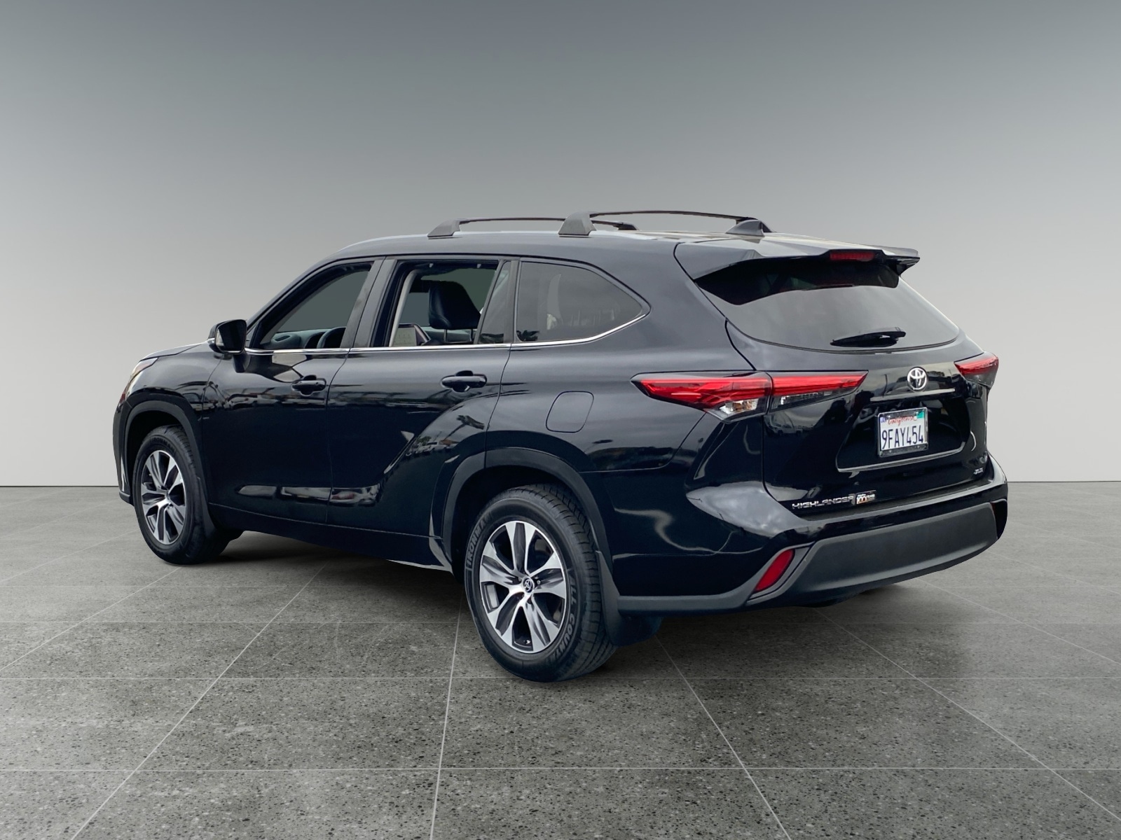 2023 Toyota Highlander XLE photo 3