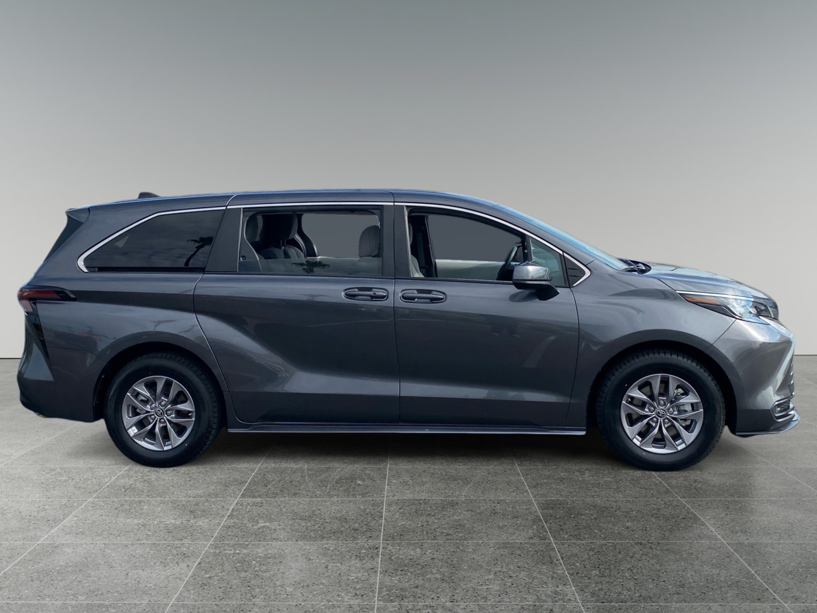 2025 Toyota Sienna LE - Photo 6