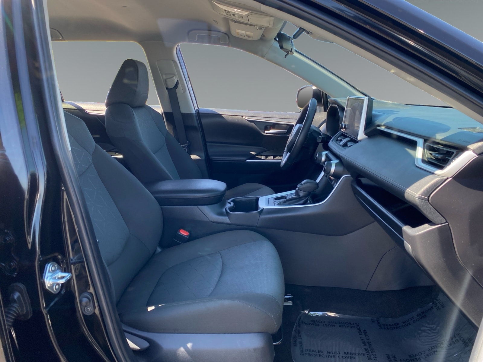 2025 Toyota RAV4 XLE - Photo 15