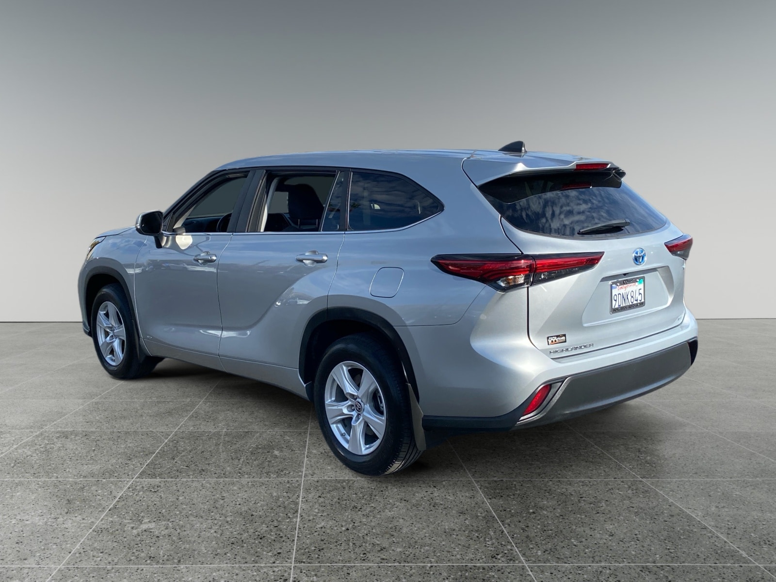 2023 Toyota Highlander LE - Photo 3