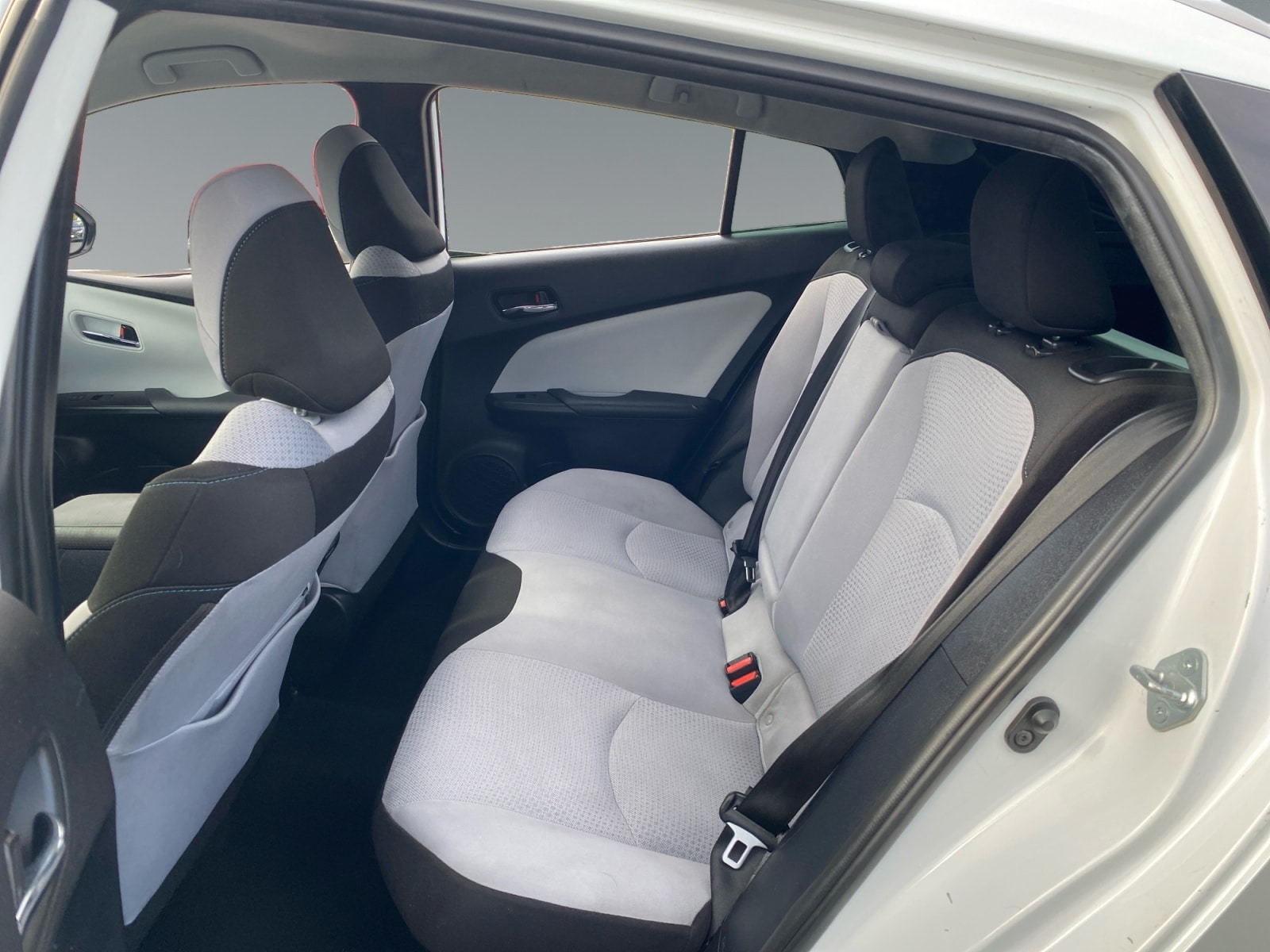 2022 Toyota Prius LE - Photo 13