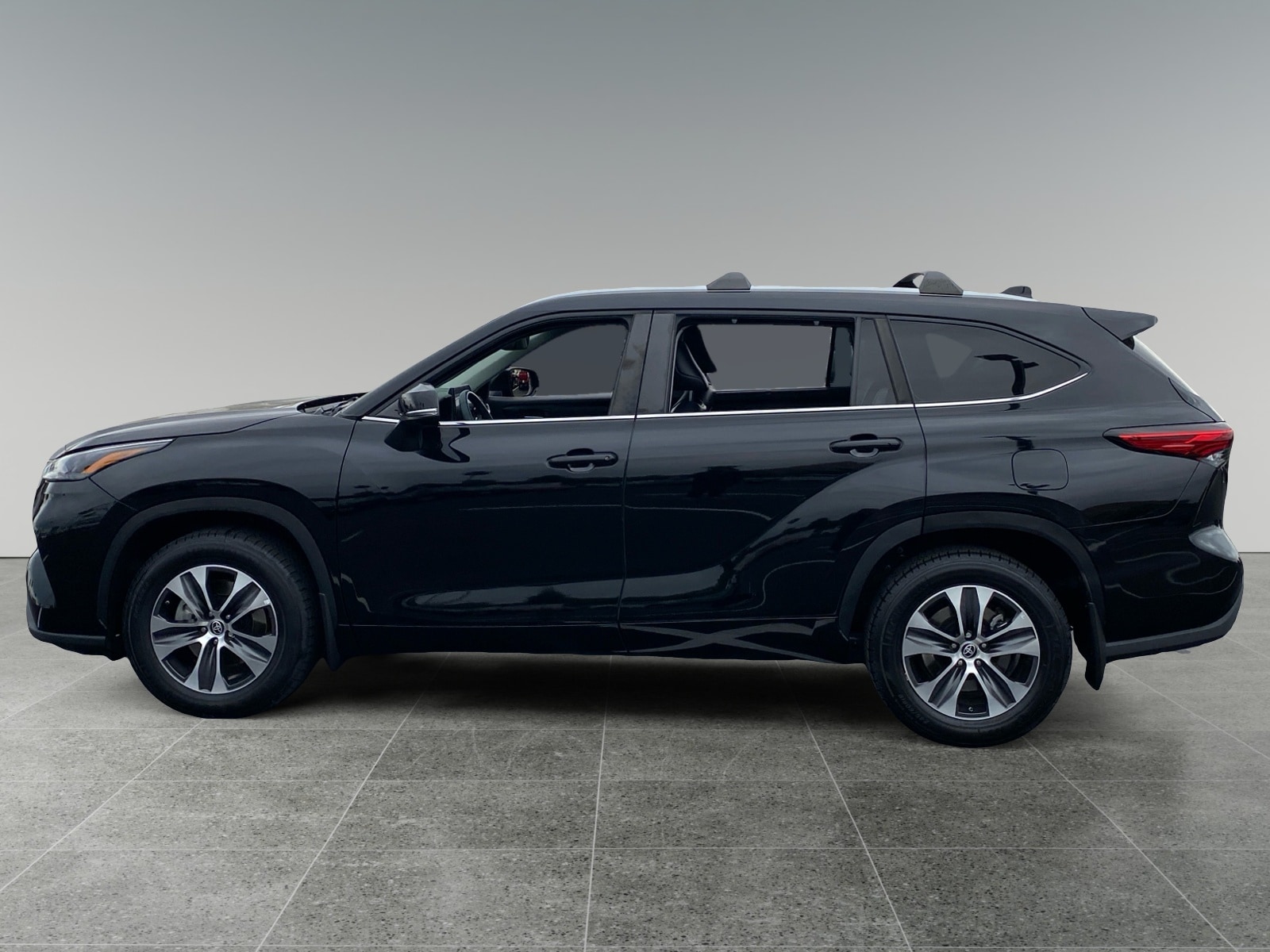 2023 Toyota Highlander XLE photo 2