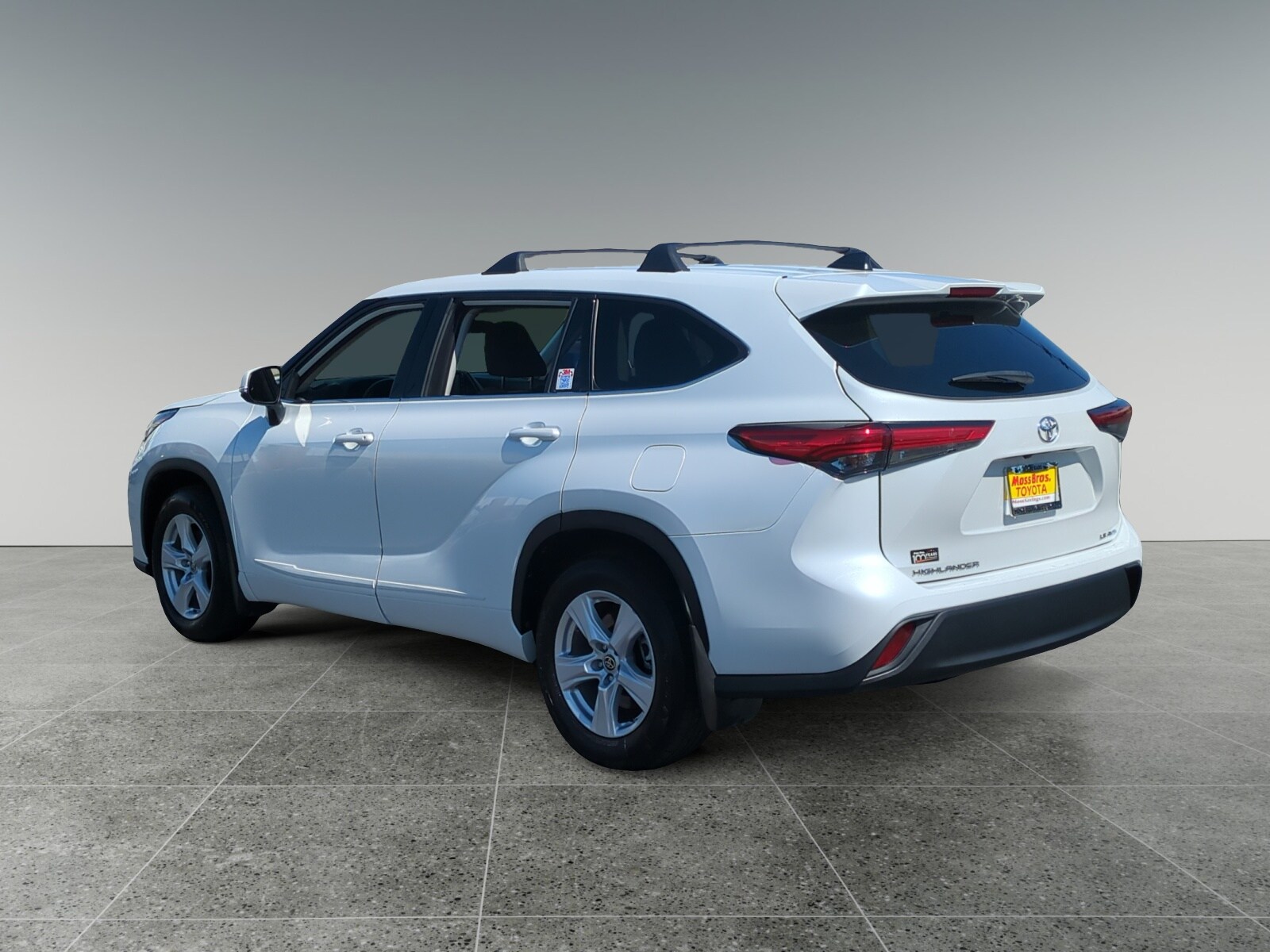 2022 Toyota Highlander LE photo 3