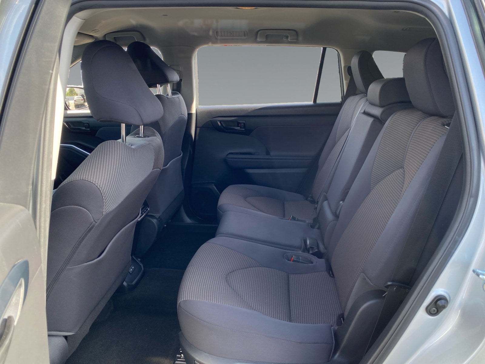 2023 Toyota Highlander LE - Photo 13