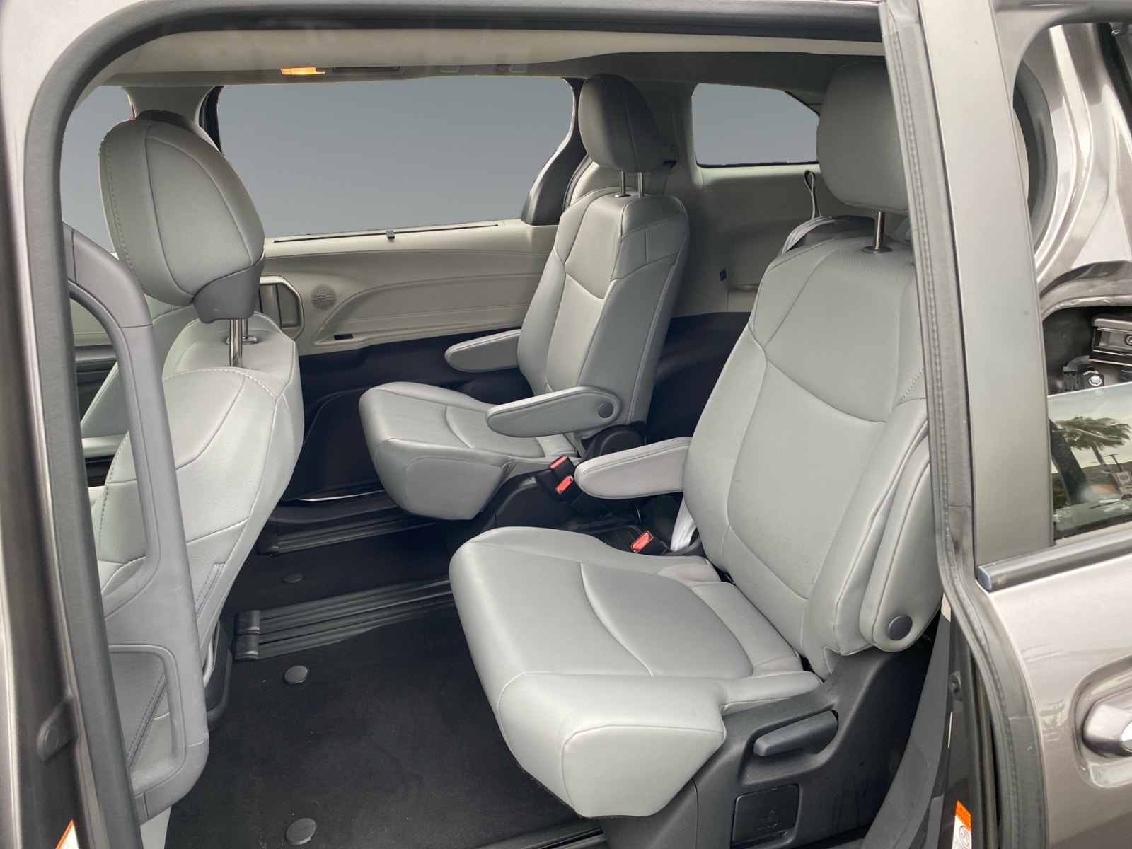 2023 Toyota Sienna XLE - Photo 13
