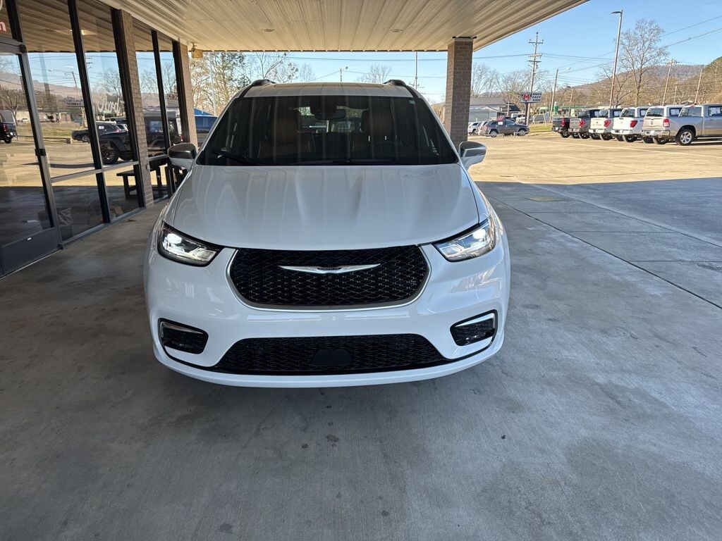Used 2024 Chrysler Pacifica Pinnacle Van Passenger Van