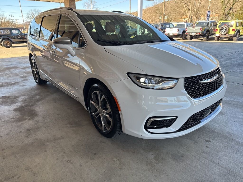 Used 2024 Chrysler Pacifica Pinnacle Van Passenger Van