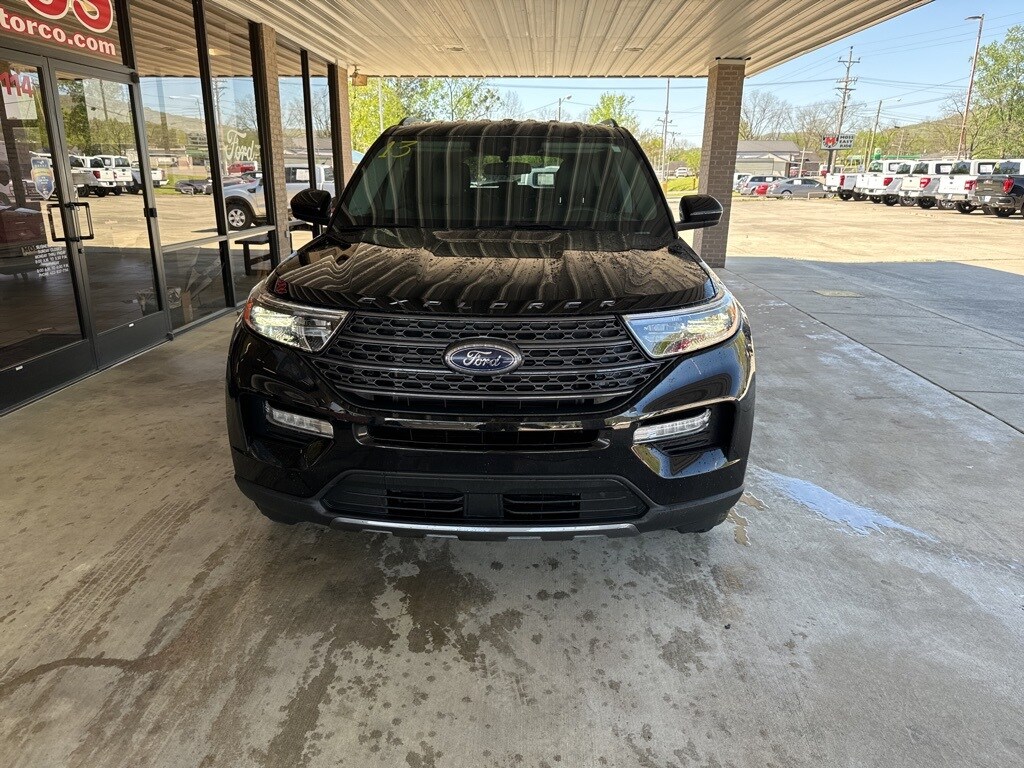 2023 Ford Explorer XLT photo 2