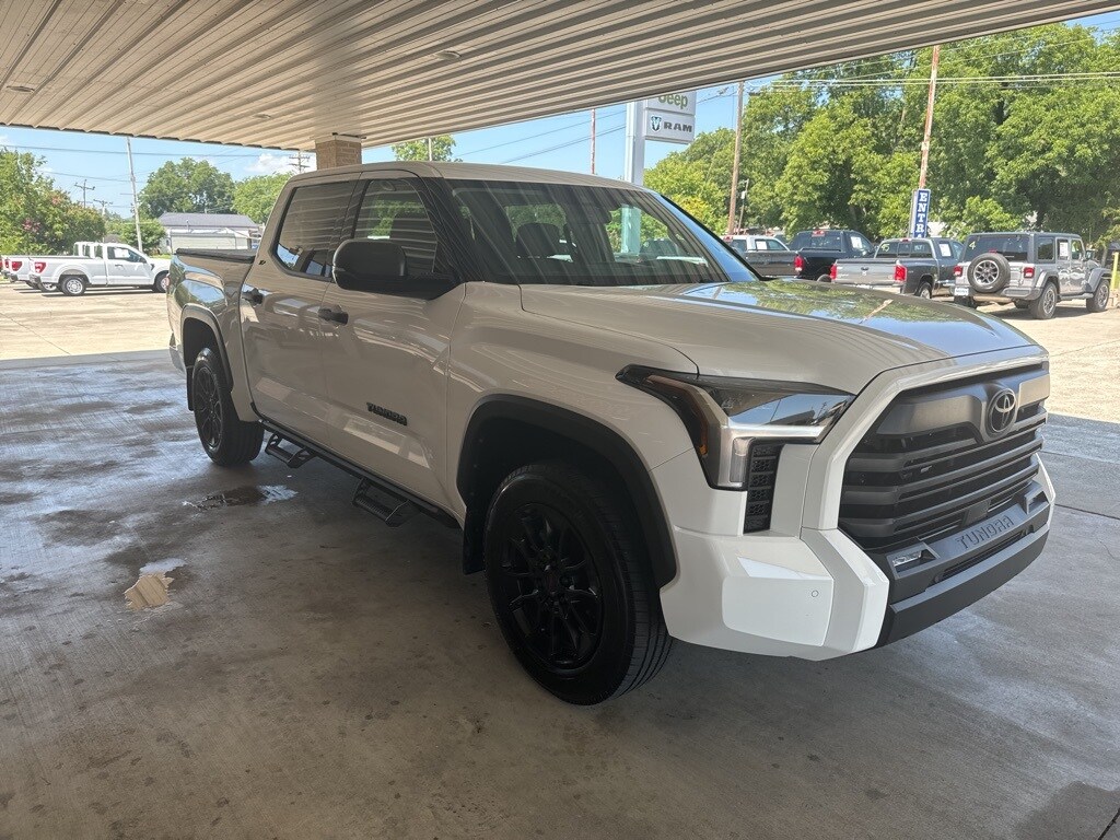 2022 Toyota Tundra SR5 CrewMax photo 3