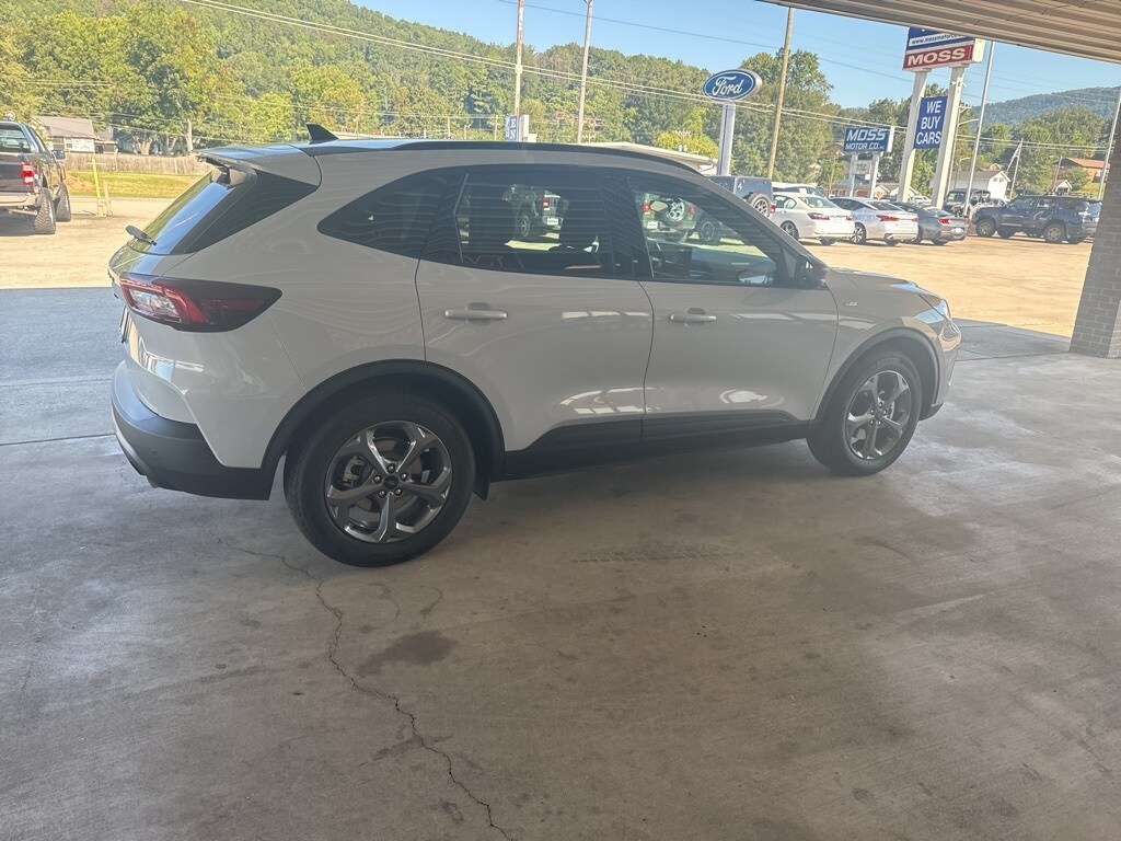 2025 Ford Escape ST-Line photo 4