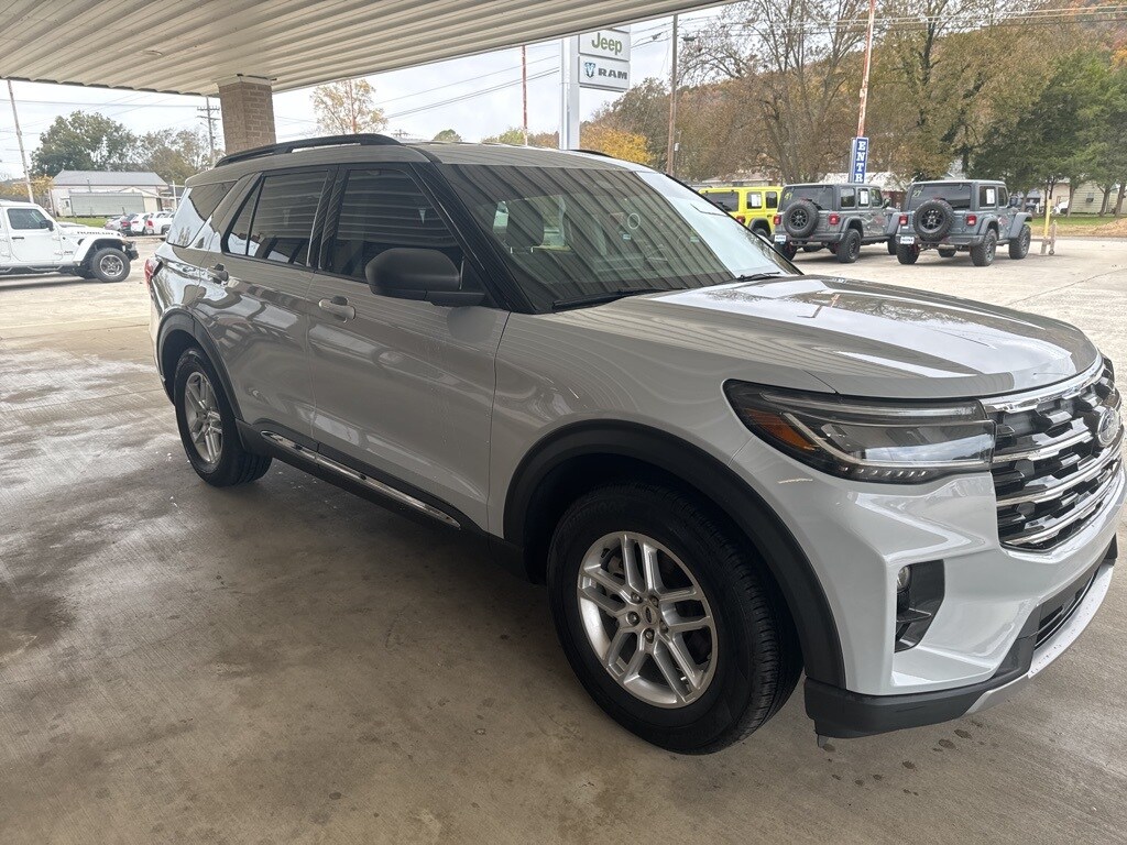 2025 Ford Explorer photo 3