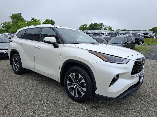 2021 Toyota Highlander XLE photo 2
