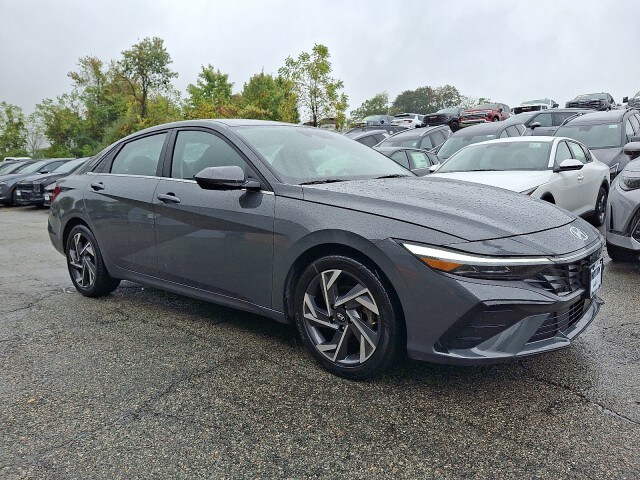 2024 Hyundai Elantra SEL Convenience photo 3