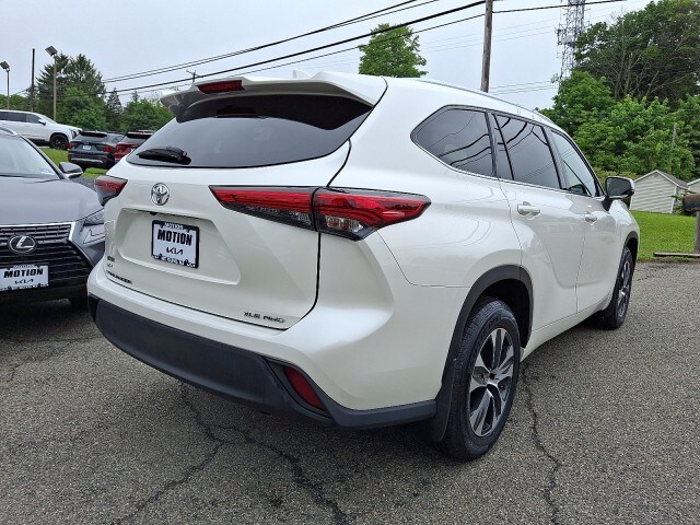 2021 Toyota Highlander XLE photo 3