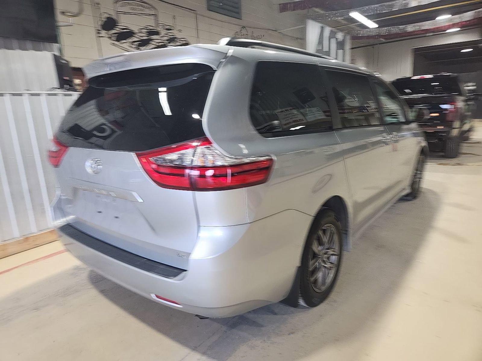 2020 Toyota Sienna LE photo 3